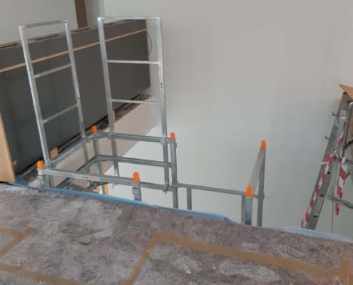 bautreppemieten - 1 Geschoss Bautreppe in Galerie mit Geländer - 1