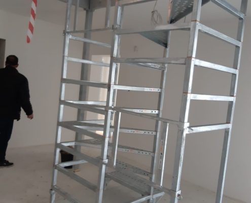 bautreppemieten - 1 Geschoss Bautreppe in Galerie mit Geländer - 2