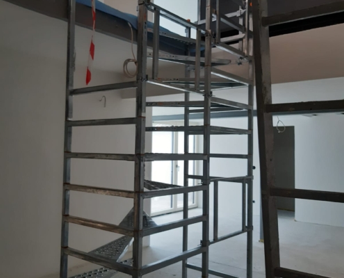 bautreppemieten - 1 Geschoss Bautreppe in Galerie mit Geländer - 3