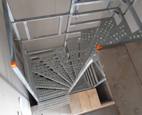 bautreppemieten - 2 Geschosse Bautreppe mit Steg - 3